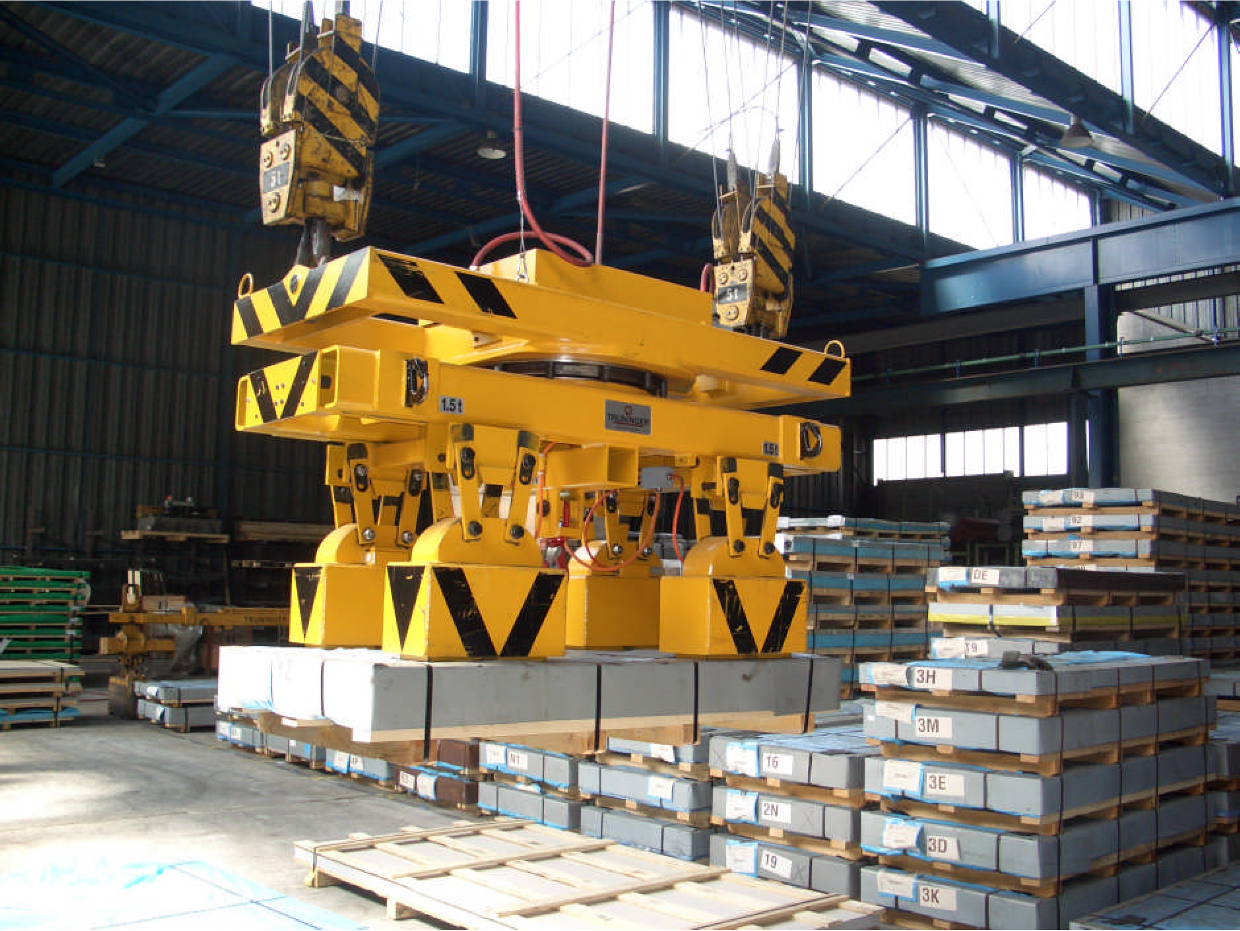 Sheet pack on a spreader beam with travelling magnet groups and slewing device