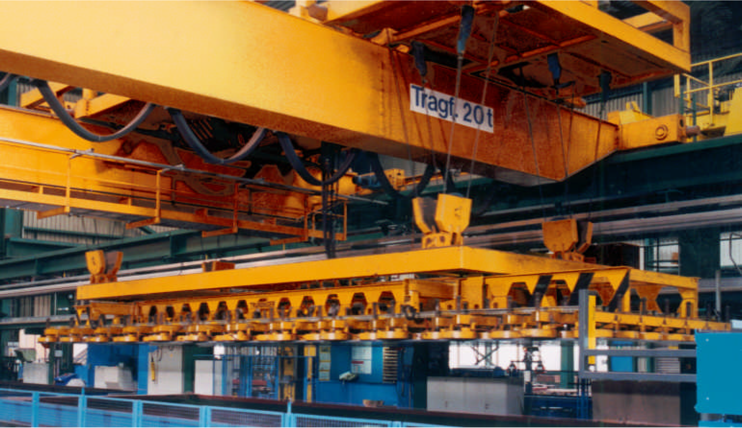 Special spreader beam for placing large plates on a cutting table; cut parts and scrap frame get cleared away in one lift